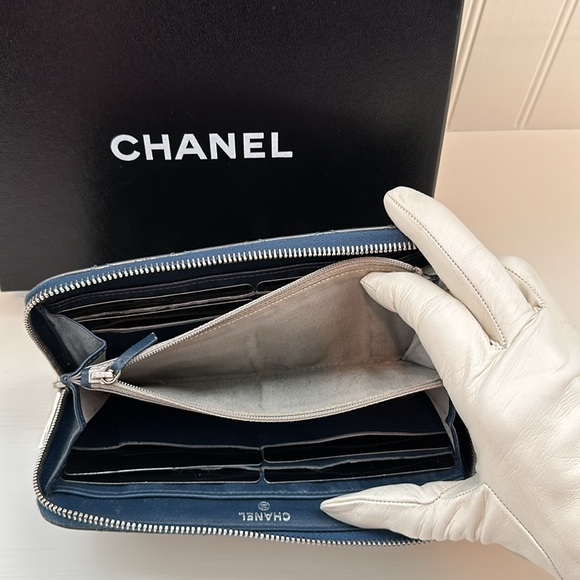 CHANEL Interlocking CC Logo Continental Wallet - Picture 4 of 7